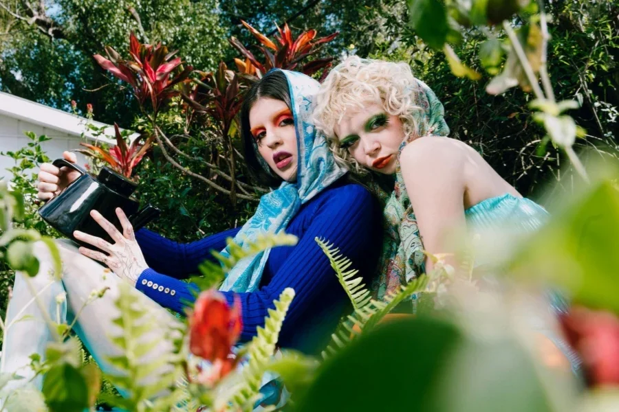 Mujeres posando en un jardín
