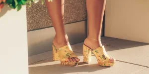 Gelbe Pantoletten mit Blumenmuster für Damen