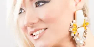 Jeune beauté portant une boucle d'oreille épaisse et colorée