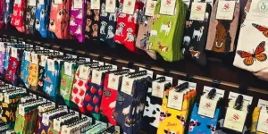 un étalage de chaussettes colorées en vente dans un magasin