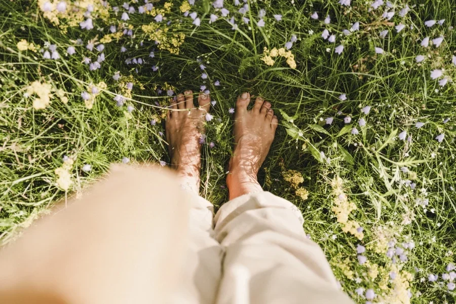 человек босиком на земле