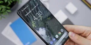 Person, die ein schwarzes Android-Smartphone hält