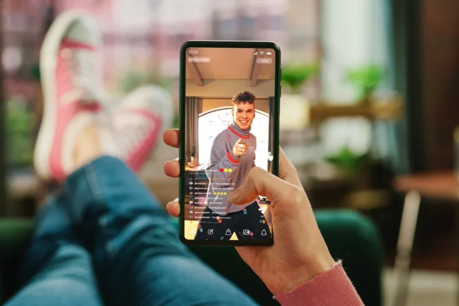 Une fille de la génération Z regardant une courte vidéo