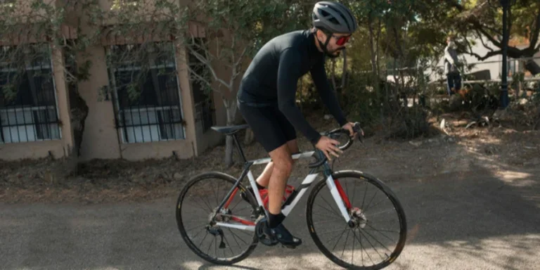 Ein Mann in Fahrradausrüstung fährt Fahrrad