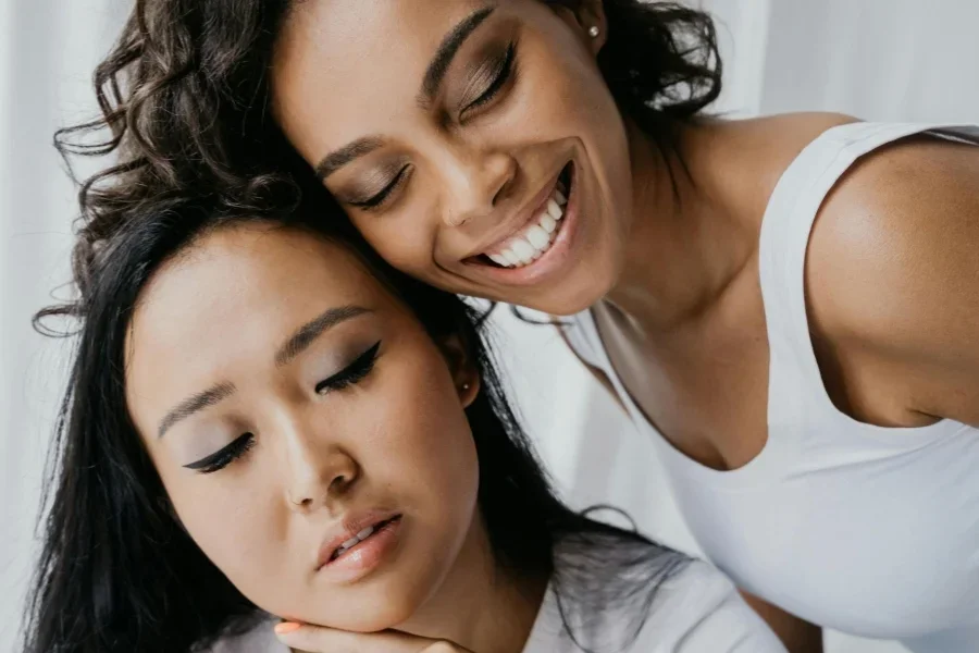 Sepasang Wanita Cantik dengan Mata Tertutup