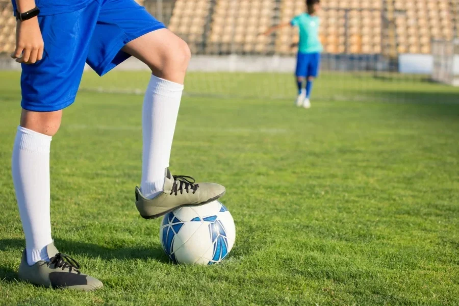 Una persona que pisa el balón mientras usa tacos