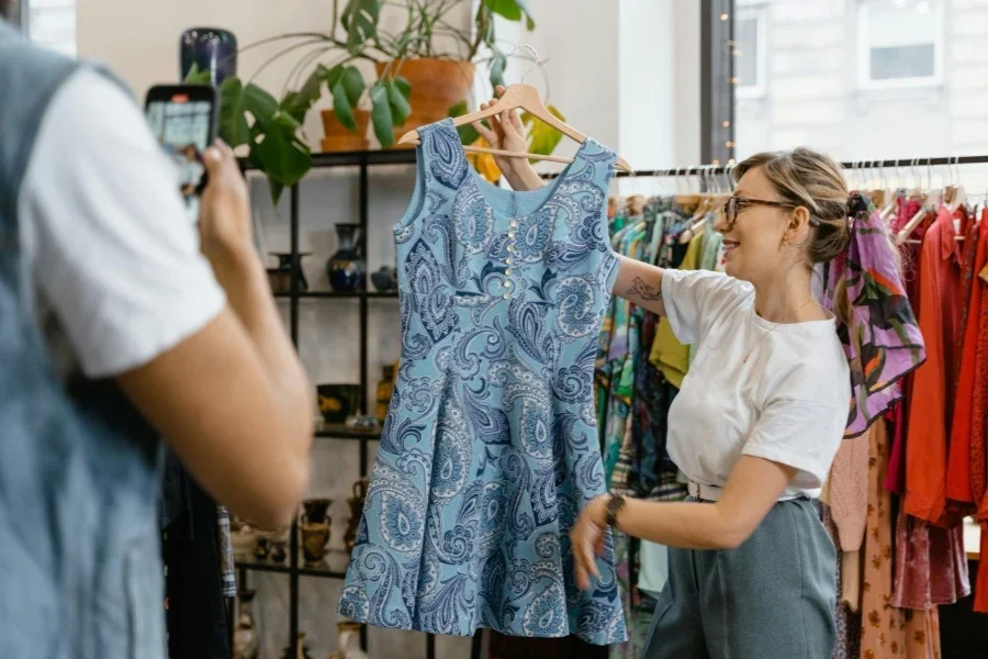 Seorang Wanita Memegang Gaun Buram