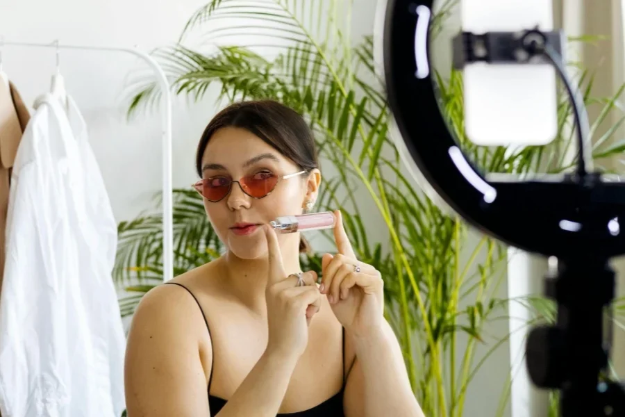 Una mujer sosteniendo un producto cosmético