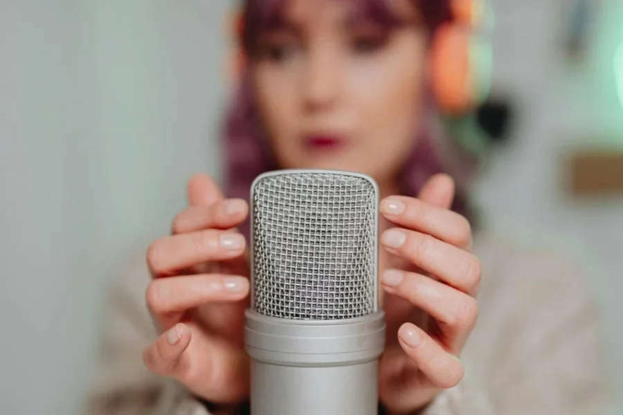 Una mujer tocando un micrófono