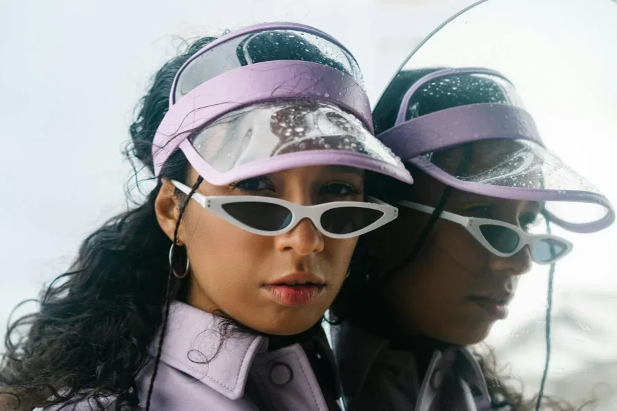 Seorang Wanita Mengenakan Pelindung Matahari