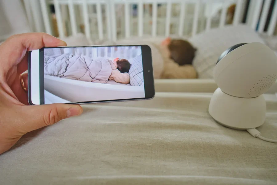Un bébé surveillé sur un babyphone vidéo intelligent
