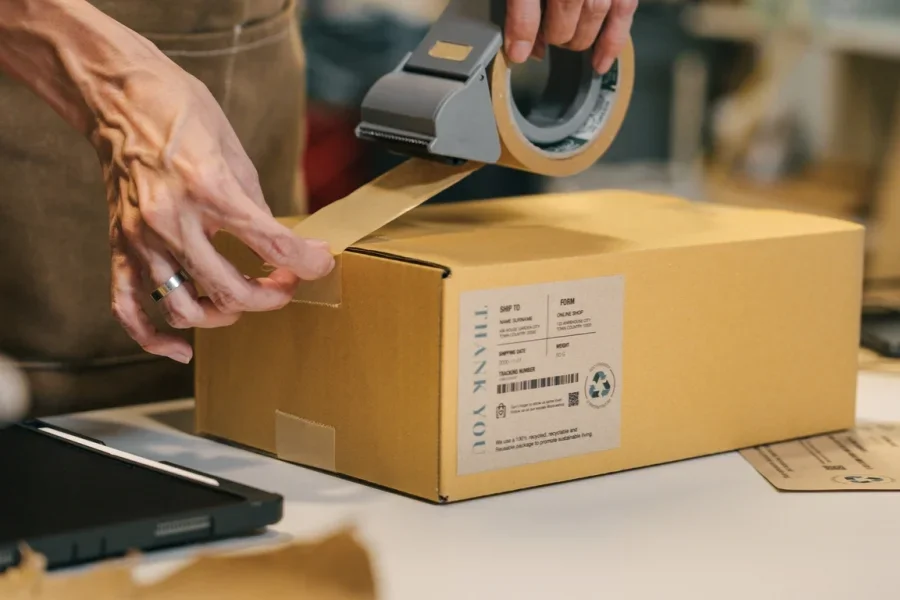 Un propriétaire d'entreprise scelle un colis