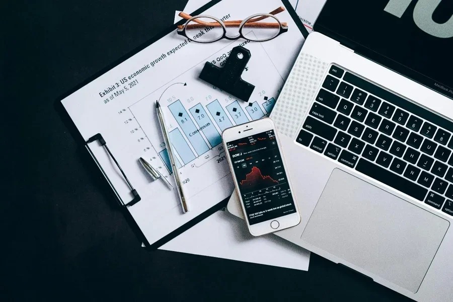 Un ordinateur et un téléphone sur une table