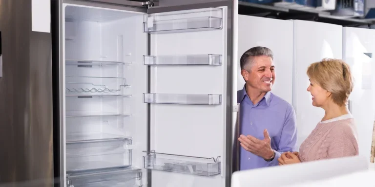 زوجان يفتحان ثلاجة جاهزة للتركيب