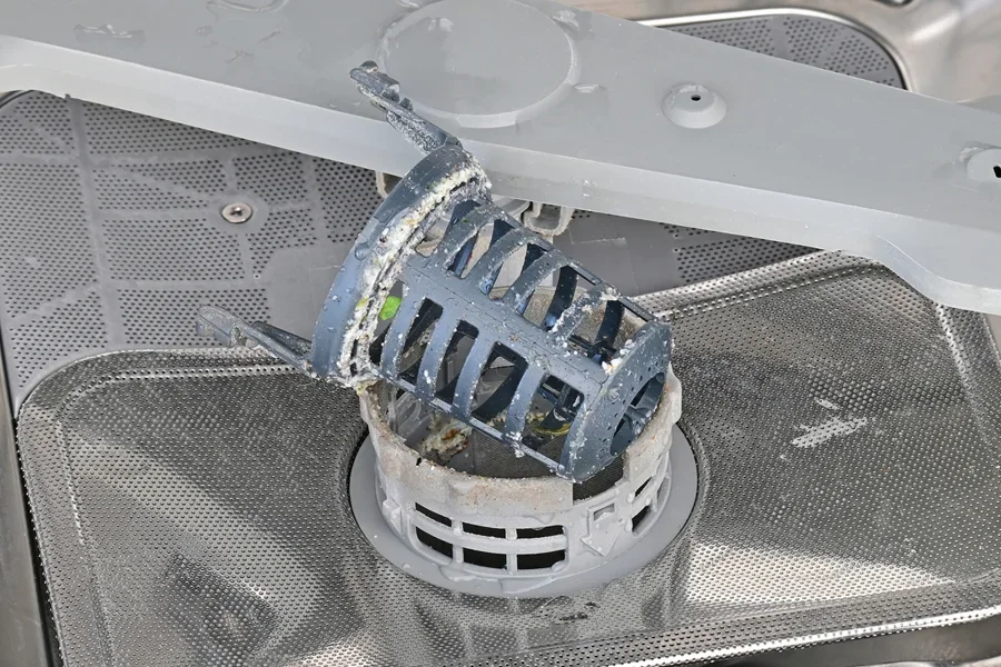 Ein verschmutzter Geschirrspülerfilter