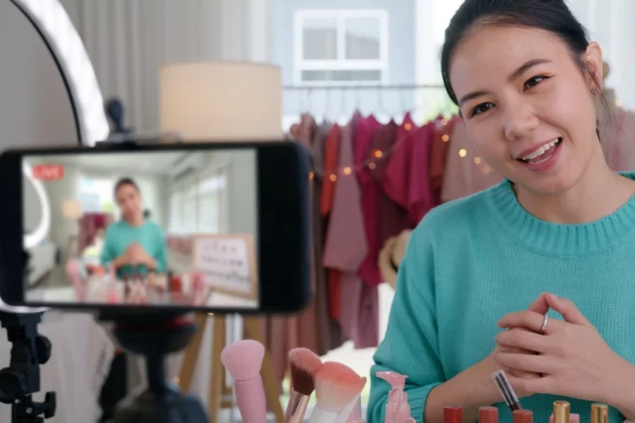Une micro-influenceuse enregistrant une vidéo