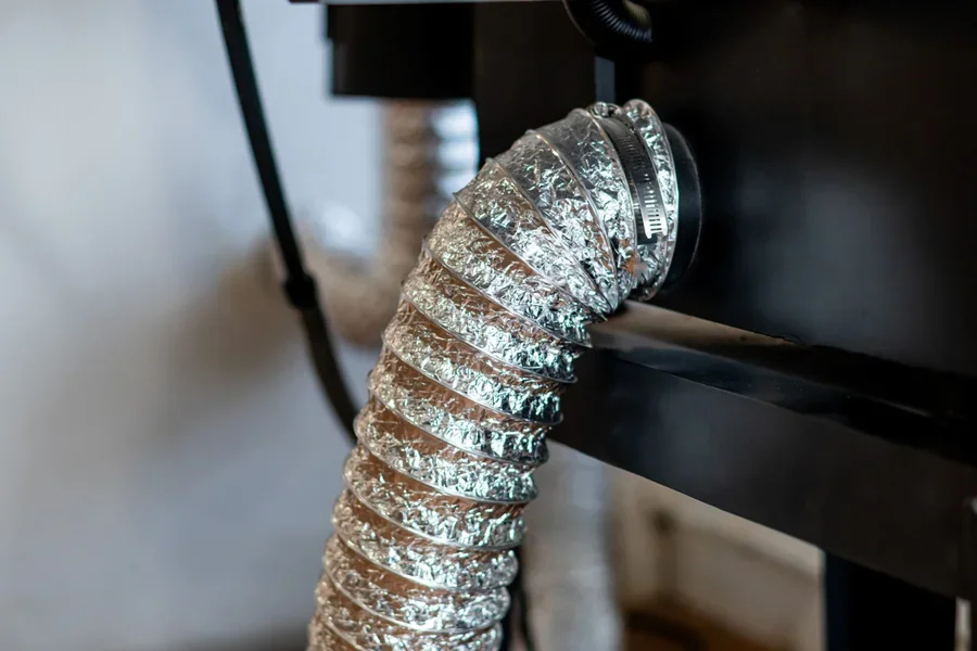 Un tubo flessibile in acciaio su sfondo bianco