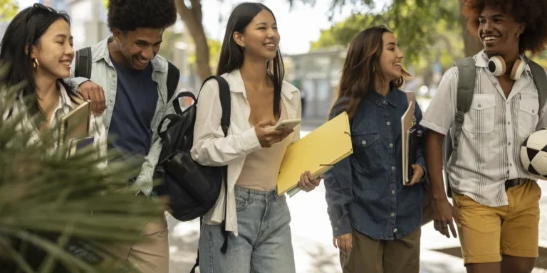 Un groupe de la génération Z marchant et discutant
