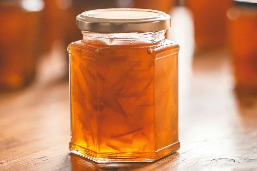 Un tarro hexagonal con mermelada casera