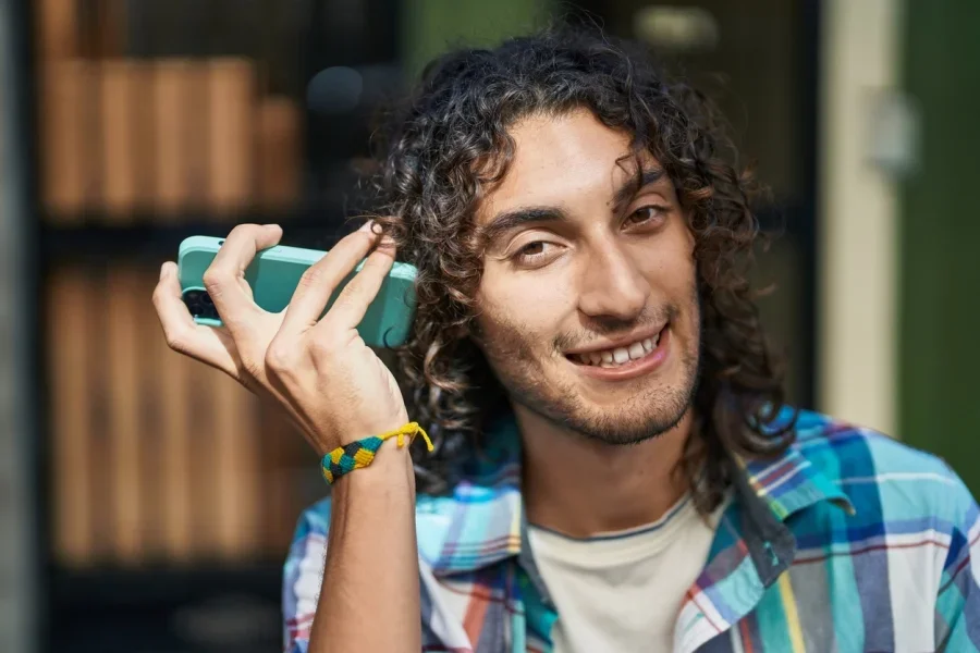 Ein Mann mit lockigem Haar, das in der Mitte gescheitelt ist