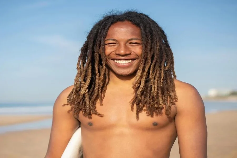 Ein Mann mit in der Mitte gescheitelten Dreadlocks