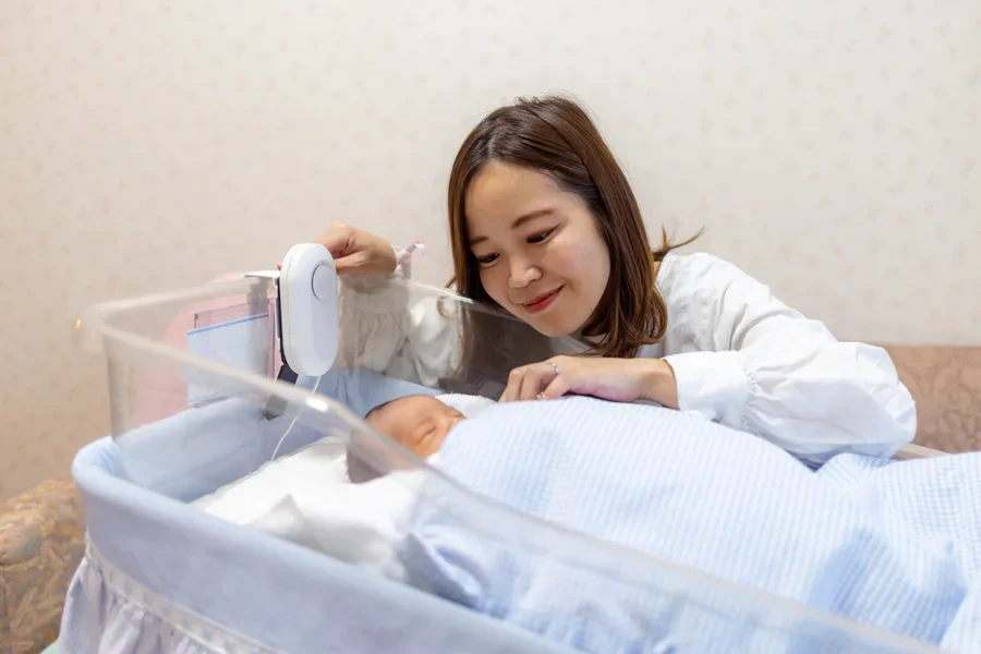 Une maman utilise une machine à bruit blanc pour son bébé