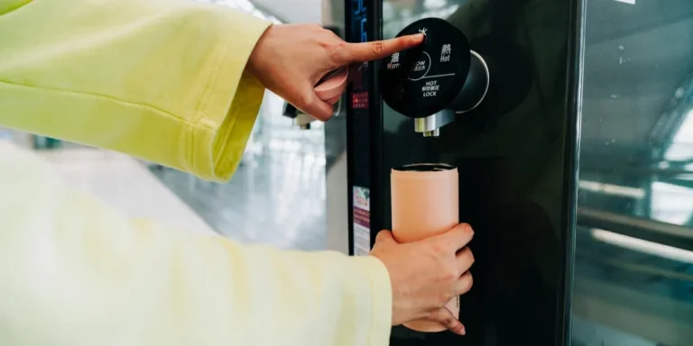 موزع مياه من الفولاذ المقاوم للصدأ قيد الاستخدام