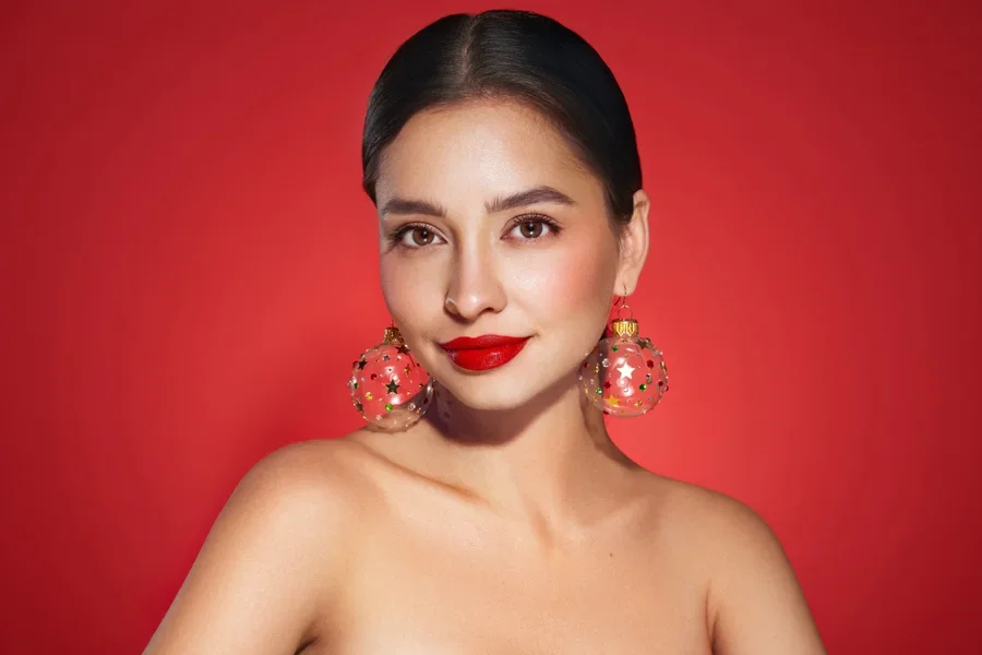 Eine Frau mit einer glatt nach hinten gescheitelten Frisur