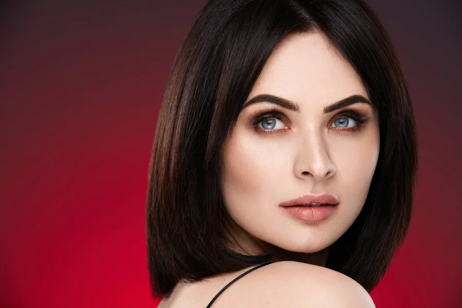 Eine Frau mit einem glatten Bob mit Mittelscheitel