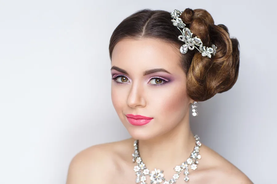 Eine Frau mit einer Hochsteckfrisur mit Mittelscheitel