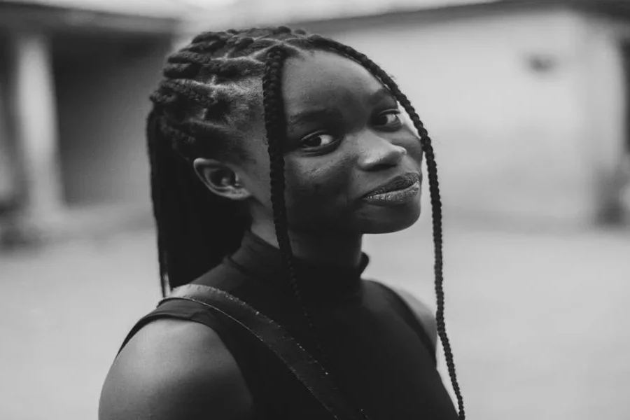 Eine Frau mit Zöpfen, die ihr Gesicht umrahmen