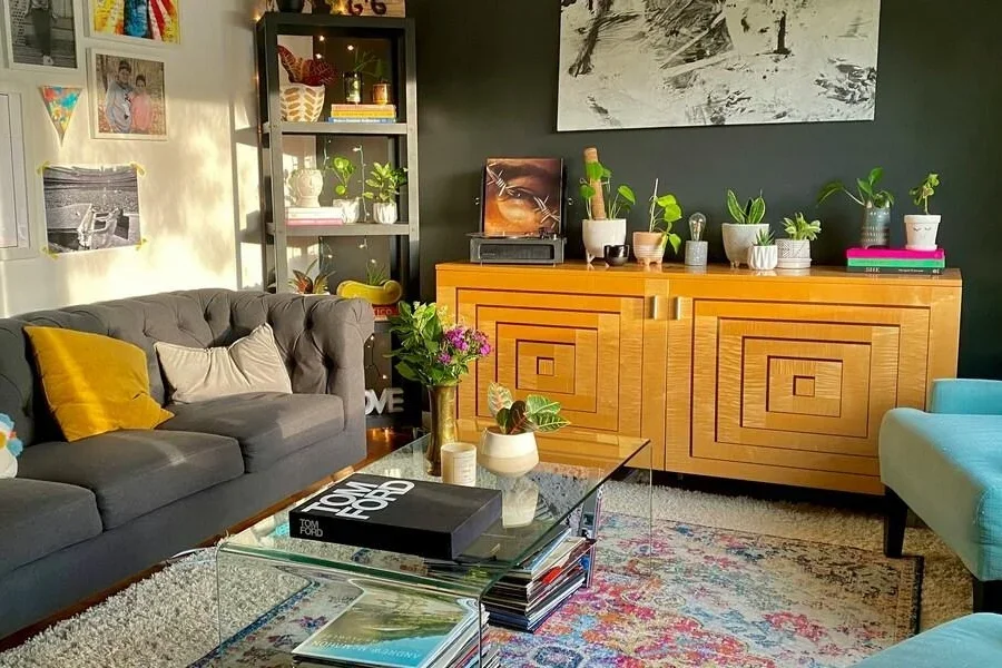 Lemari kayu di ruang tamu