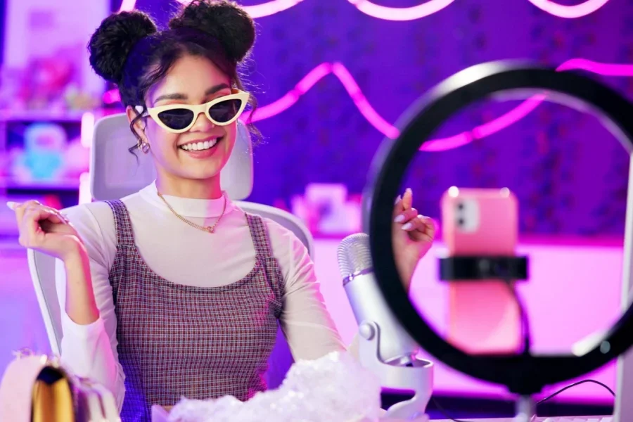 Un influencer creando contenido en una sala de neón.