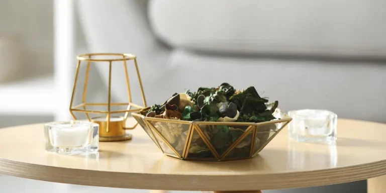 Ароматное попурри из сухоцветов в миске на деревянном столе в помещении