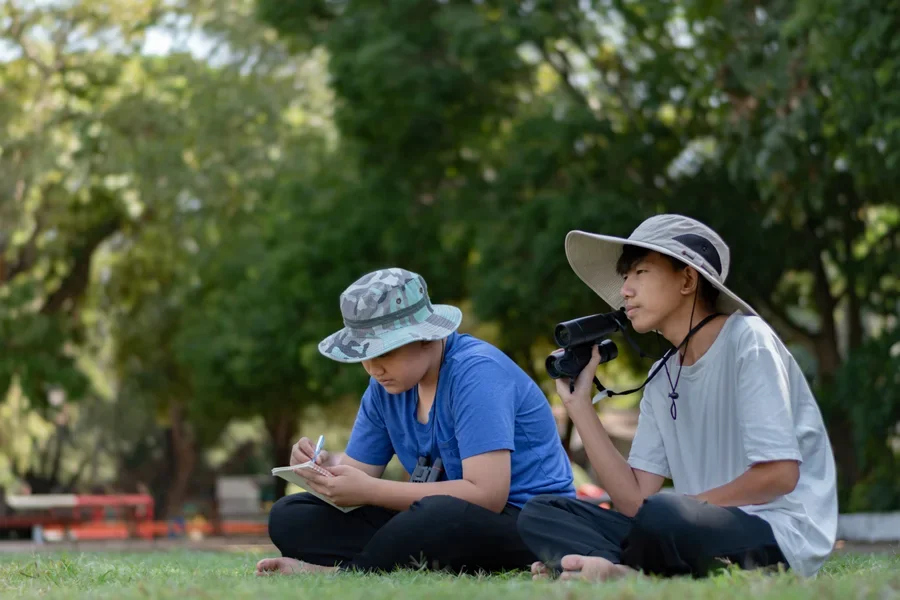 Anak laki-laki Asia menjelajahi alam