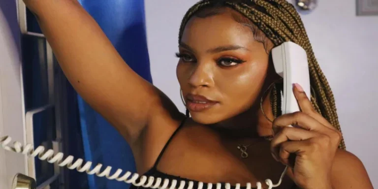 Красивая женщина пользуется таксофоном