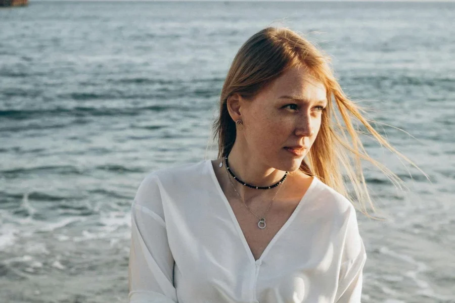 Wanita Cantik Berbaju Putih di Tepi Laut