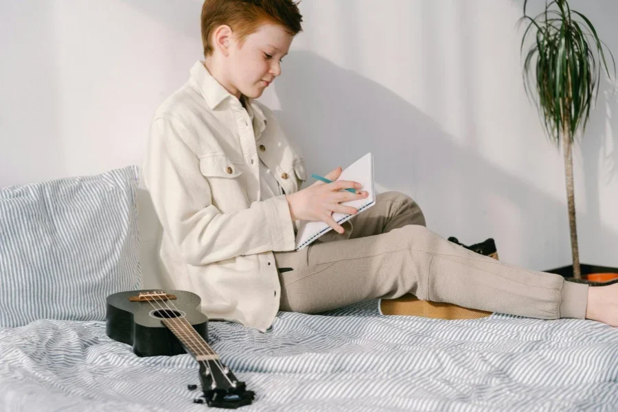 Junge schreibt in ein Tagebuch