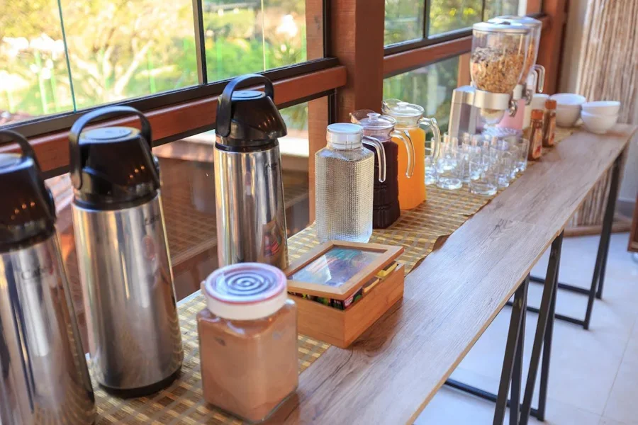 Los restaurantes buffet suelen utilizar termos de aire para el servicio de bebidas calientes.