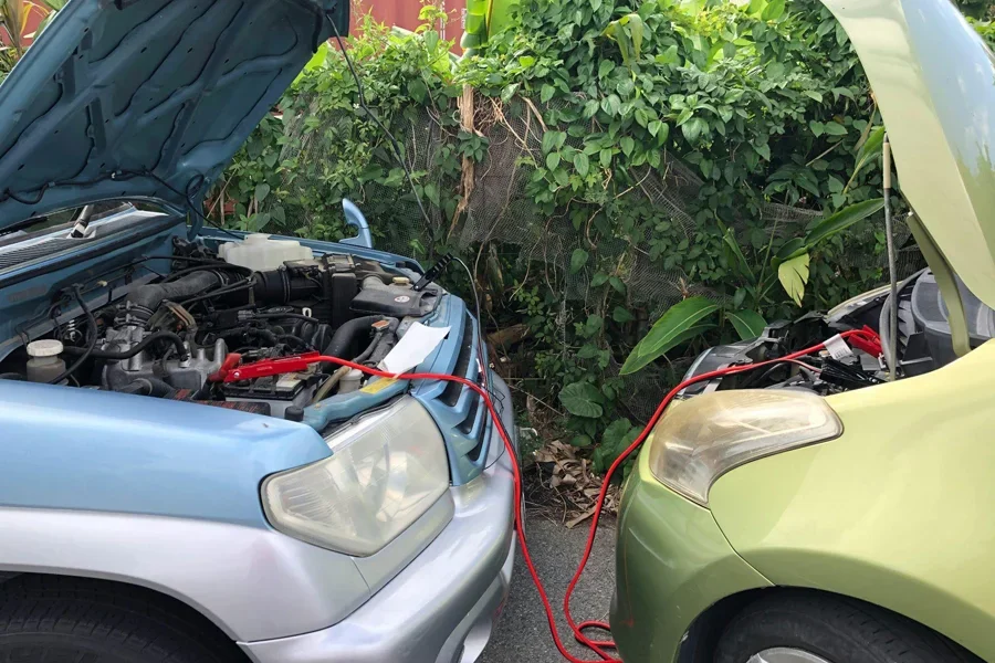 Автомобили заряжаются на парковке