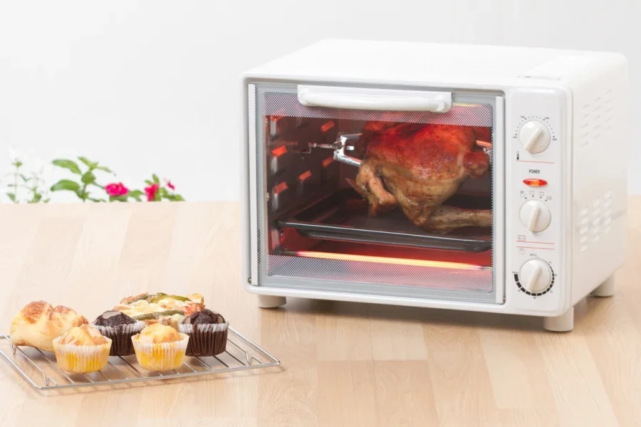 Курица в духовке и кексы снаружи