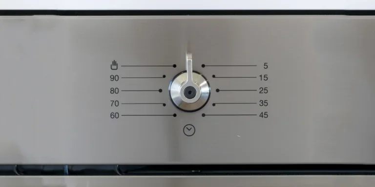 Крупный план большой ручки одной конфорки