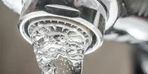 Gros plan d'un aérateur de robinet d'évier