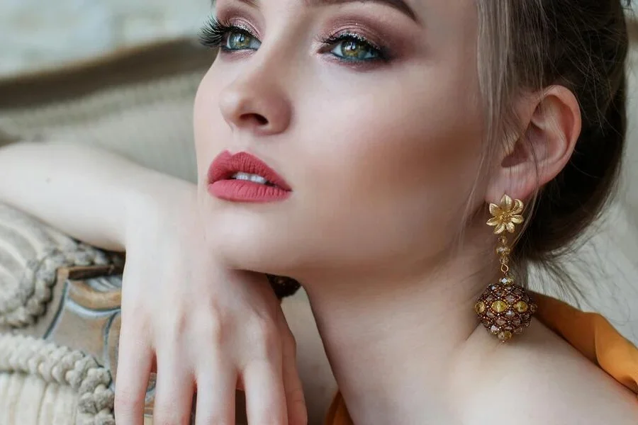 부드러운 매트 립을 바른 여성의 클로즈업 이미지