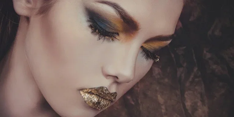 Nahaufnahme einer Frau mit auffälligem Make-up