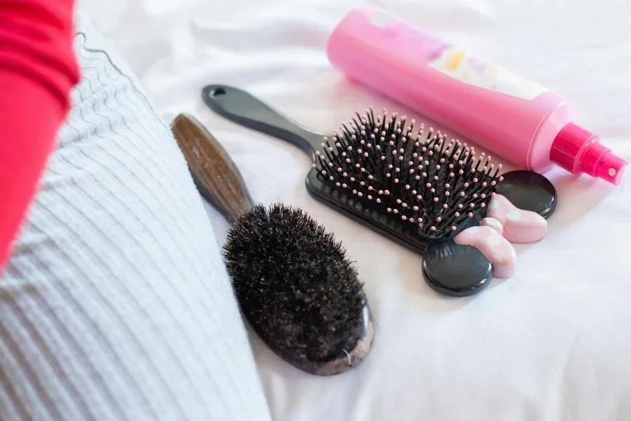 Крупный план: расчески и спрей для волос на кровати