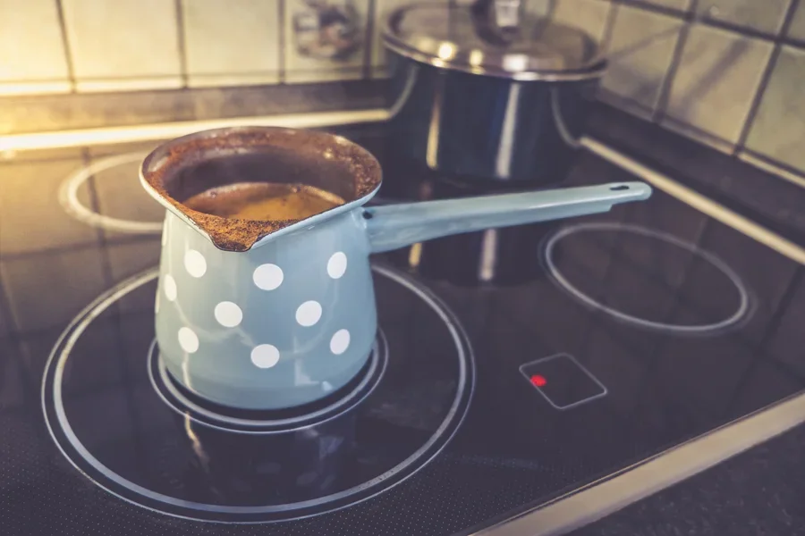 Préparation du café dans une cafetière en cuivre