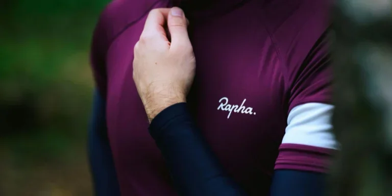 Radfahrer in Marken-Radsportbekleidung