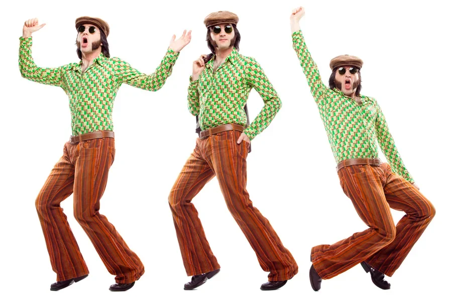 Bailarina con ropa vintage posando sobre un fondo blanco