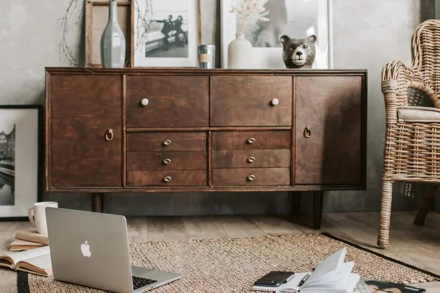 Lemari bufet kayu gelap dengan laci dan dekorasi